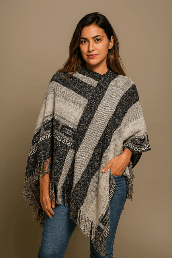 Ruana de lanilla gris y blanca